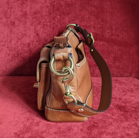 SOLD - Gorgeous Preloved Coach Glovetanned Leather Shoulder Bag in a tan color - Picture 3 of 14